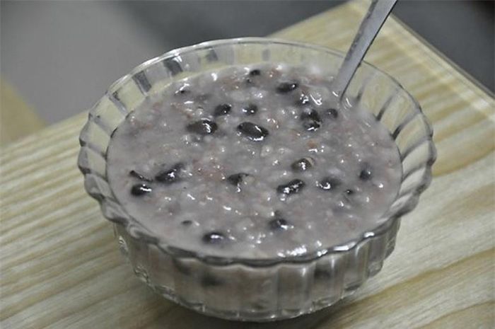 Cháo đậu đen: Giống như chè đậu đen, cháo đậu đen là món ăn đơn giản giúp thay đổi khẩu vị trong những ngày hè hoặc khi cơ thể mệt mỏi.