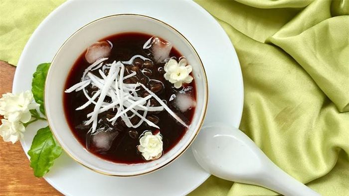 Chè đậu đen: Thời tiết oi bức của mùa hè làm cơ thể mất nước do tiết nhiều mồ hôi, gây mất cân bằng cơ thể khiến người mệt mỏi, bứt rứt. Một cốc chè đỗ đen mát lạnh là lựa chọn tuyệt vời để giúp cơ thể giải nhiệt chống lại thời tiết nắng nóng.