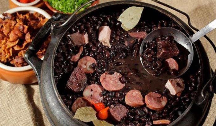 Xương đuôi heo hầm đậu đen: Món canh hầm này có thể dùng trong bữa cơm hằng ngày, giúp bồi bổ cơ thể sau khi ốm dậy và giúp tăng cường sinh lực cho nam giới.