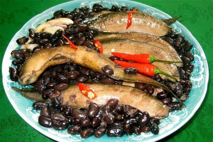 Cá chạch kho đậu đen chữa thiếu máu, thận suy, tai ù, thần kinh và cơ thể suy nhược.