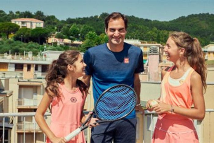  Roger Federer bất ngờ ghé thăm hai fans hâm mộ