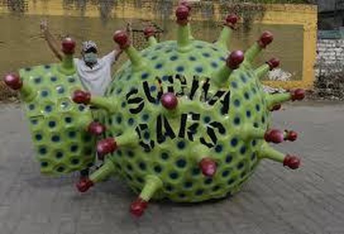  Ông Sudhakar Yadav mượn chiếc xe virus SARS-CoV-2 để nhắc nhở đồng bào về sự nguy hiểm của Covid-19.