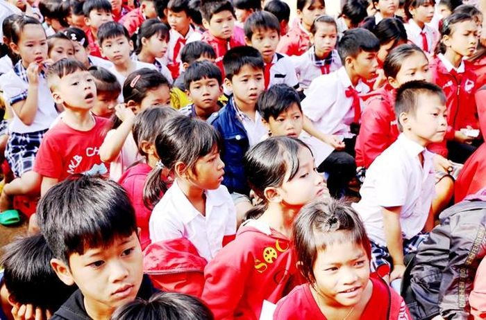 Trường tiểu học Đắk Á hào hứng xem các nữ cán bộ Công an hướng dẫn kiến thức cơ bản và kỹ năng phòng, chống xâm hại trẻ em.
