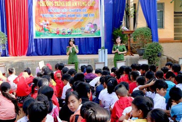Các nữ cán bộ Công an hướng dẫn những kỹ năng cần thiết cho học sinh.