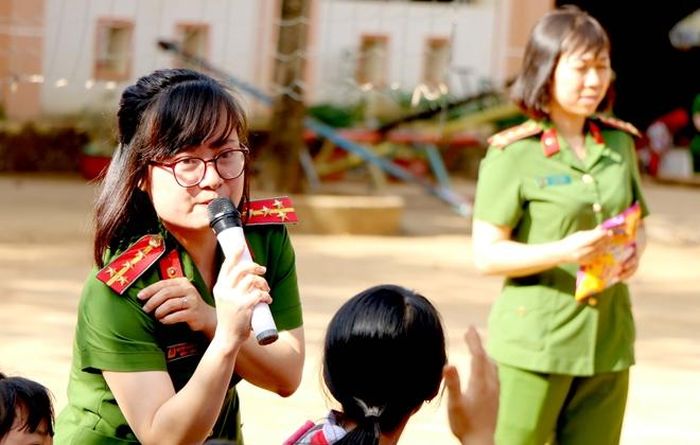 Các nữ cán bộ Công an hướng dẫn học sinh những kiến thức cơ bản và kỹ năng phòng, chống xâm hại trẻ em.