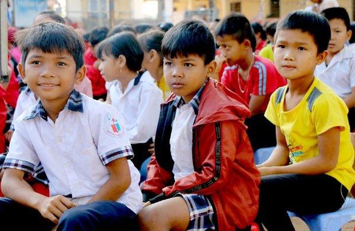 Các em học sinh vui mừng khi các cô chú Công an đến thăm, tặng quà.