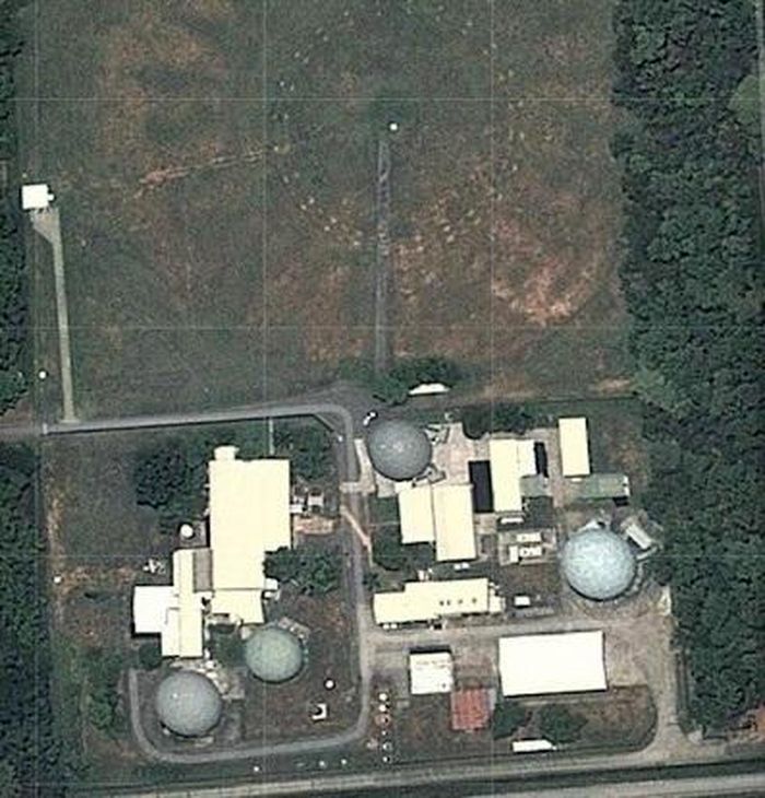 Bức ảnh được chụp bởi Google Earth đặc tả khung cảnh từ phía trên của trạm đánh chặn Fornsat, Indra Khon Kuen (Thái Lan). 