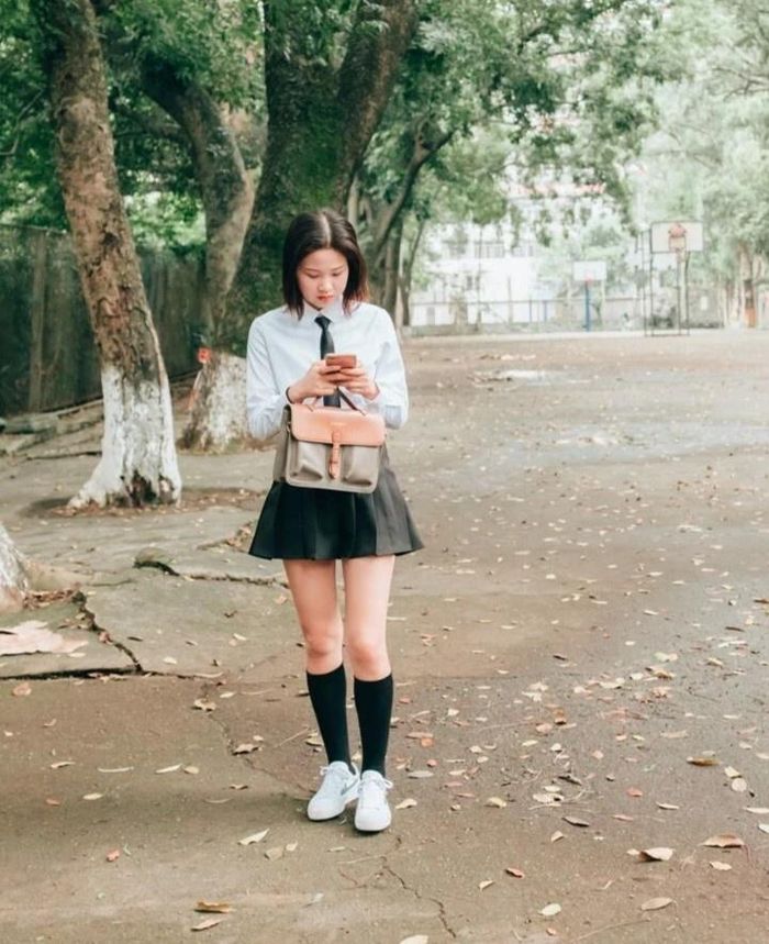 Lệnh cấm được cho nhằm bảo vệ học sinh, song cũng gây nhiều tranh cãi, bị coi không phù hợp với bối cảnh xã hội hiện đại.