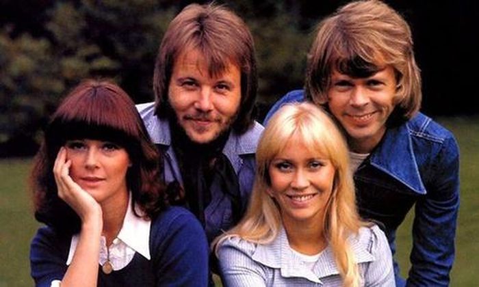 ABBA là một trong những nhóm nhạc nổi tiếng nhất thế giới trong thế kỷ 20. Theo Esquire, ABBA khiến khán giả ngưỡng mộ khi cất giọng hát những bản disco. Ở thời đó, ABBA là số ít ban nhạc đầu tư MV kỹ lưỡng từ nội dung đến trang phục. Những bản hit phải kể đến của nhóm là Dancing Queen, Mamma Mia, Happy New Year, S.O.S, I have a dream...