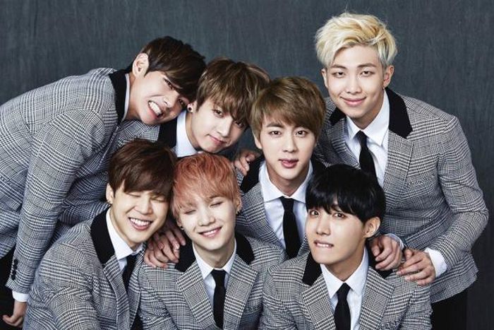Trong bài tổng hợp của Esquire, BTS là nhóm nhạc Kpop duy nhất lọt vào top 10 ban nhạc vĩ đại nhất thế giới. Theo Esquire, BTS là nhóm nhạc tiên phong giúp Kpop vươn tầm châu lục. Loạt hit như Dynamite, Life Goes On của nhóm như thổi hồn, mở ra sự pha trộn hoàn hảo giữa pop, hip-hop, disco và R&B. Đây cũng là nhóm nhạc nam có lượng người hâm mộ đông đảo, cuồng nhiệt bậc nhất hiện tại.