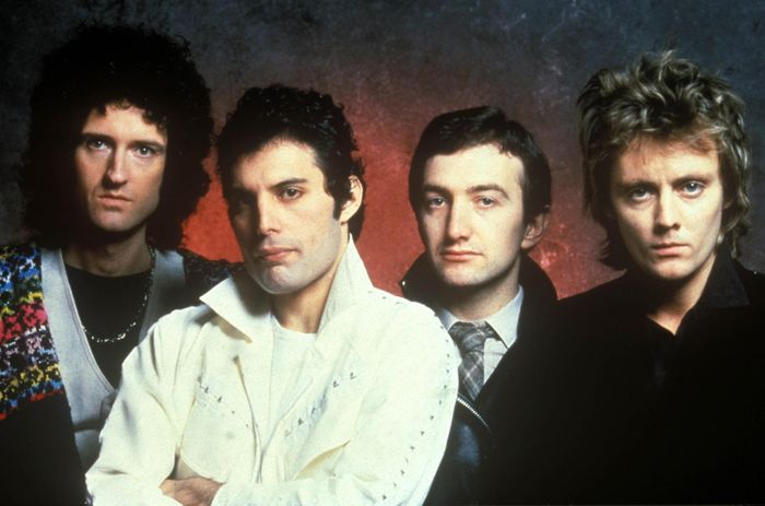 Queen là ban nhạc đậm chất rock. Nhóm nổi tiếng với những bản nhạc như We Will Rock You , We Are the Champions hay Bohemian Rhapsody. Ca sĩ chính của Queen - Freddie Mercury - là người có giọng hát mạnh mẽ khiến người hâm mộ "rùng mình" khi nghe. Anh là người truyền cảm hứng về rock cho nhiều thế hệ sau, trên khắp thế giới.