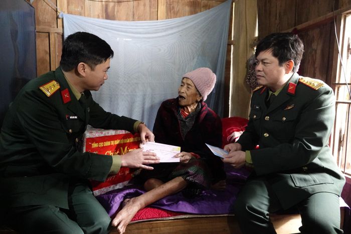  Tặng quà Mẹ VNAH Hồ Thị Miết (78 tuổi, xã Hướng Phùng, huyện Hướng Hóa, Quảng Trị).