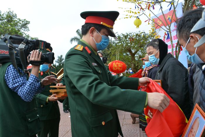  Ban tổ chức chương trình trao cờ và ảnh Bác Hồ tặng người dân trên địa bàn xã Hương Sơn, huyện Hướng Hóa, tỉnh Quảng Trị. 