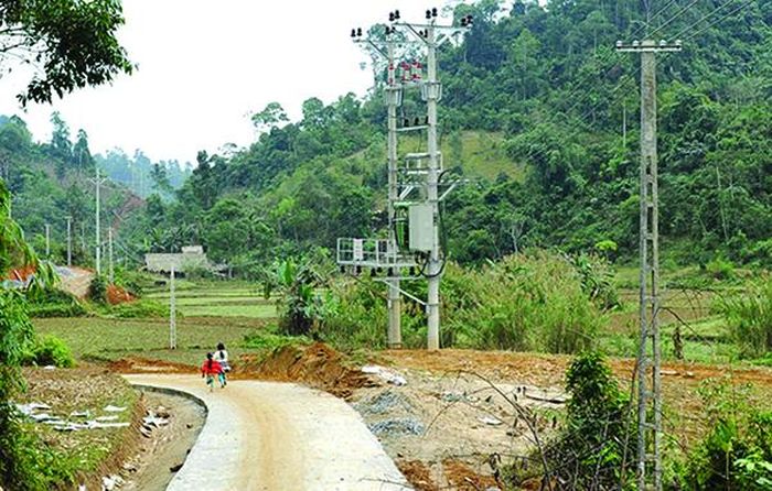 Điện lưới quốc gia và đường bê tông xuất hiện ở nhiều thôn bản.