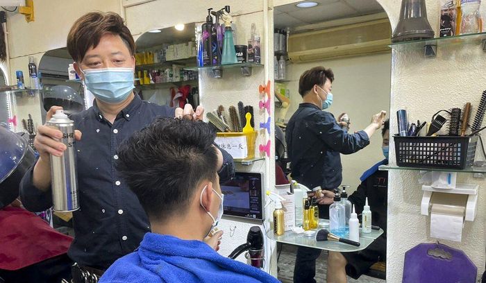  Tiệm làm tóc ở Sham Shui Po bị phong tỏa tối 2/2. Ảnh: Rachel Yeo. 