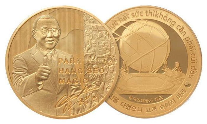 Mặt trước của kỷ niệm chương khắc dòng chữ “Park Hang-seo Magic” (tạm dịch là “Phép thuật Park Hang-seo”) cùng chữ ký của ông Park Hang-seo. Ảnh màn hình.