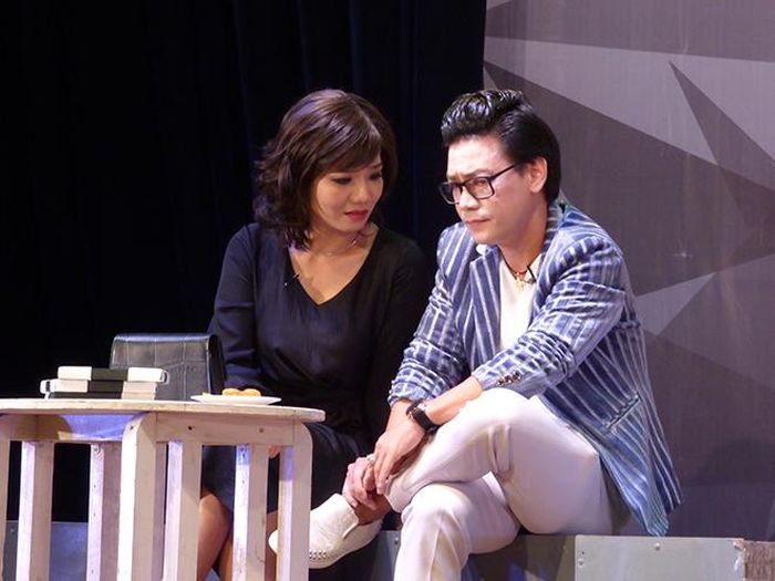 Ngọc Duyên (vai bà mẹ ích kỷ), Quốc Thịnh (vai người em tàn nhẫn) trong vở “Chờ thêm chút nữa”. ẢNH: H.K