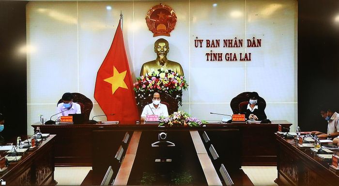 Lãnh đạo tỉnh Gia Lai báo cáo trực tuyến với Phó Thủ tướng Vũ Đức Đam về tình hình chống dịch. Ảnh: VGp/Đình Nam 