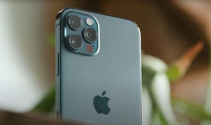 iPhone 12 sở hữu cụm camera kép, trong đó camera chính và camera góc rộng đều có độ phân giải 12MP. Với cụm camera này, iPhone 12 cho phép khả năng chụp ảnh thiếu sáng tốt hơn, kết hợp cùng công nghệ AI, tính năng Deep Fusion mà hình ảnh chụp được của iPhone trong các môi trường thiếu sáng, ánh sáng phức tạp vẫn rõ nét, giảm độ noise, chất lượng hình ảnh sáng sủa hơn.