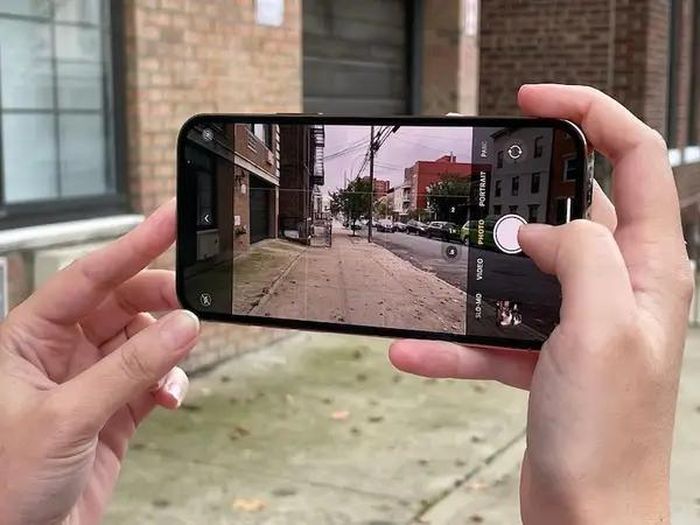 Sở hữu nhưng thông số ấn tượng về camera nhưng iPhone 12 vẫn phải chào thua iPhone thế hệ mới sắp ra mắt. iPhone 13 sẽ có một nâng cấp camera đáng chú ý trên cả bốn phiên bản.