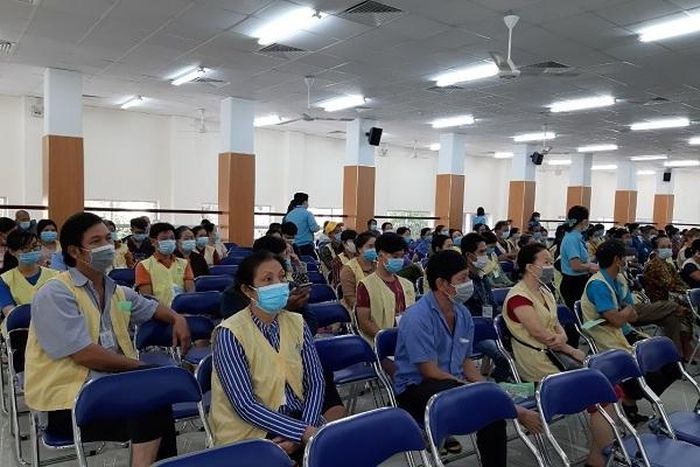 Các bệnh nhân được sắp xếp ngồi giãn cách, đeo khẩu trang, đảm bảo an toàn trong mùa dịch.