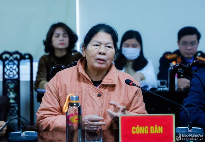 Bà Phan Thị Hương, khối 5, phường Quán Bàu, TP. Vinh phát biểu ý kiến. Ảnh: Thành Duy