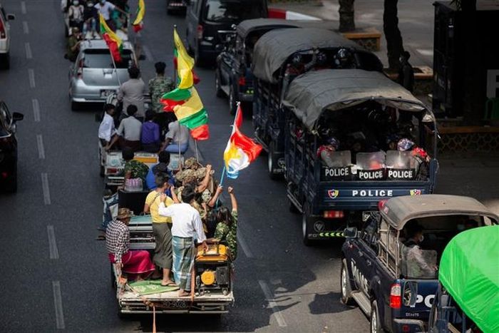 Người ủng hộ quân đội đi xe tải cảnh sát tại Yangon, Myanmar. (Ảnh: Aung Kyaw Htet/Sopa Images/Zuma Press)
