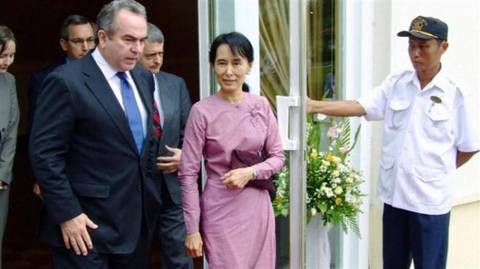Kurt Campbell, cựu trợ lý Ngoại trưởng Mỹ, gặp bà Aung San Suu Kyi tại Yangon, Myanmar, vào tháng 11/2009. (Ảnh: The Australian)