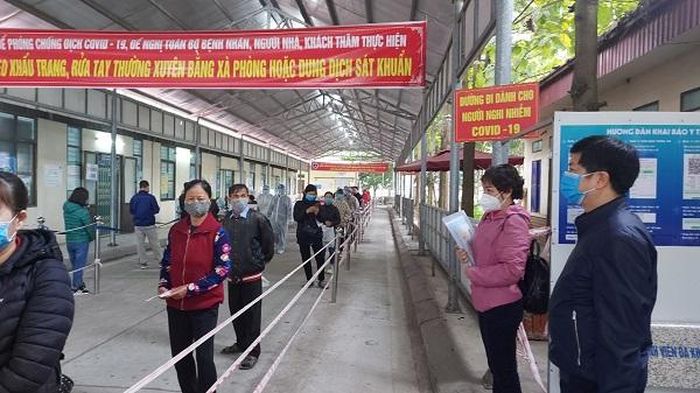 Người dân chấp hành đầy đủ đeo khẩu trang, đúng khoảng cách đợi xếp hàng khám bệnh