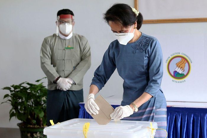  Bà Aung San Suu Kyi đi bỏ phiếu trong ngày tổng tuyển cử 8/11/2020. Ảnh: AP. 
