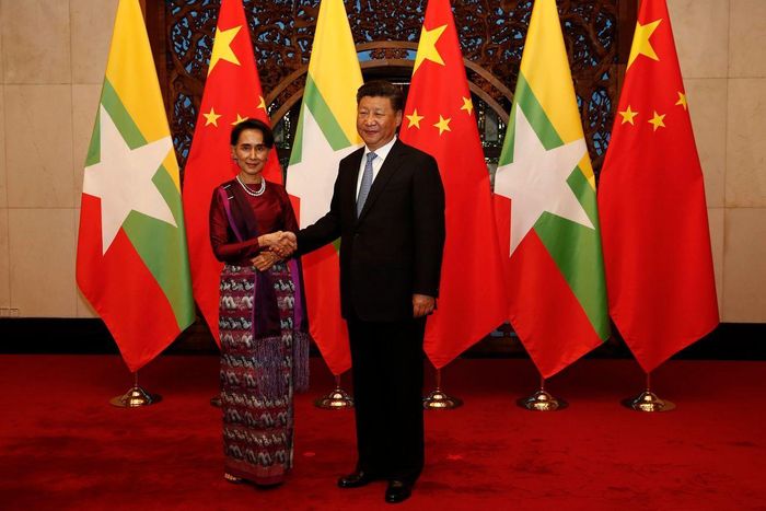  Bà Aung San Suu Kyi gặp Chủ tịch Trung Quốc Tập Cận Bình ở Bắc Kinh vào năm 2016. Ảnh: Rolex Dela Pena. 