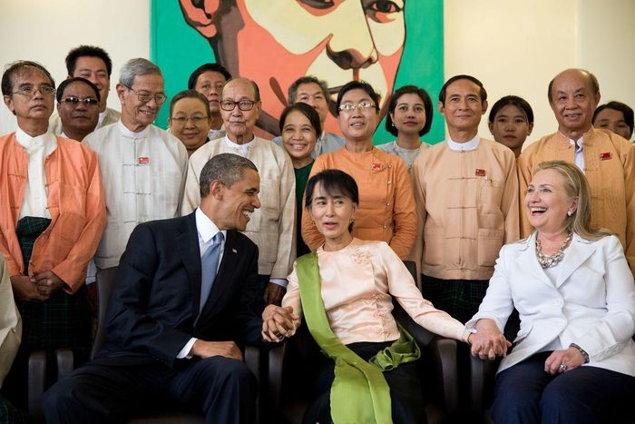  Bà Aung San Suu Kyi tiếp Tổng thống Barack Obama và Ngoại trưởng Mỹ Hillary Clinton tại Myanmar vào năm 2012. Ảnh: Nhà Trắng. 