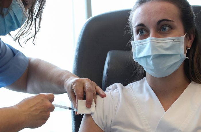  Các "thợ săn vaccine" sẵn sàng dành nhiều giờ chầu chực bên ngoài các địa điểm tiêm phòng để xin vaccine thừa. Ảnh: Bloomberg. 