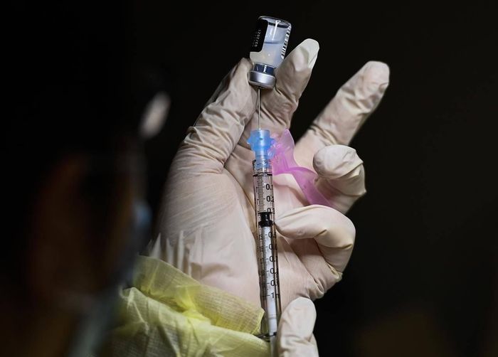 Nhu cầu tiêm cao nhưng nhiều liều vaccine được cho là bị vứt đi do nhanh hết hạn sử dụng. Ảnh: Reuters. 