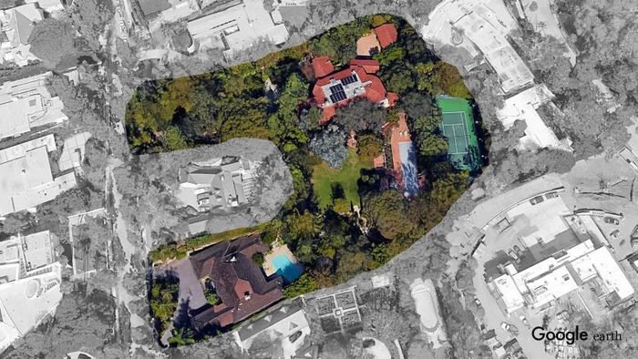 Trước đó, cũng tại Beverly Hills, ông trùm Amazon mua dinh thự mái ngói đỏ gồm 7 phòng ngủ, 7 phòng tắm sử dụng năng lượng mặt trời vào năm năm 2007 với giá 24,45 triệu USD. Khu đất rộng 8.000 m2 có cả bể bơi, 4 khu vườn ngoài trời, nhà kính trồng rau, gara chứa đến 6 ôtô… Năm 2017, ông Bezos tiếp tục mua một bất động sản lân cận với giá 12,9 triệu USD. Theo Mansion Global, biệt thự một tầng được thiết kế phong cách đương đại, được xây dựng từ năm 1956 và rộng 418 m2, gồm 4 phòng ngủ, 6 phòng tắm, 1 bể bơi lớn ở sân sau. Ảnh: Google Earth.