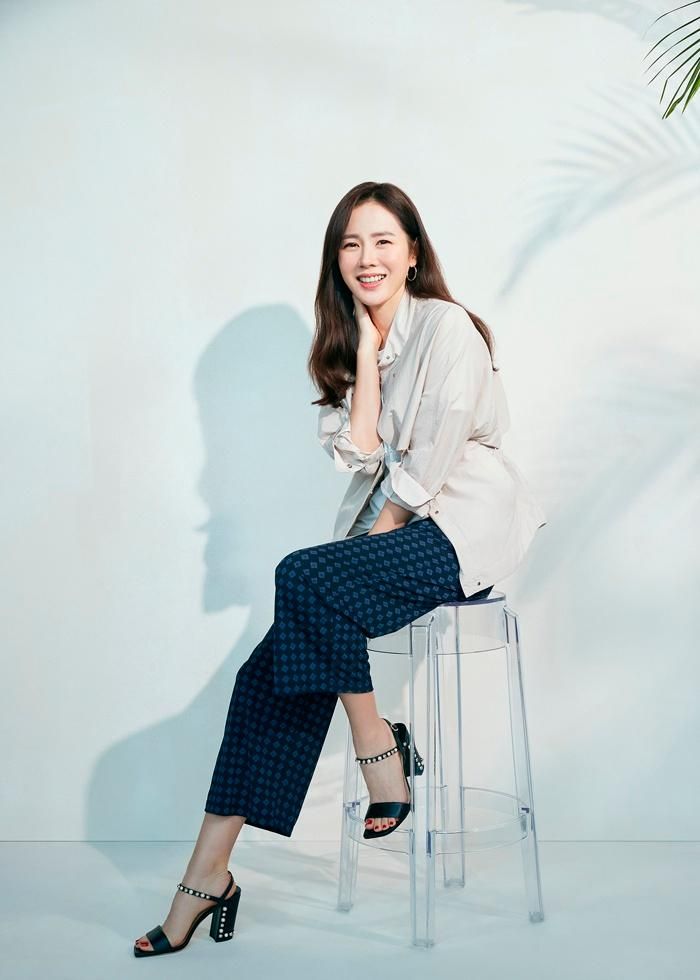  Son Ye Jin thanh lịch khi kết hợp áo thun cùng quần ống rộng và mặc sơ mi khoác ngoài. Trong 20 năm hoạt động nghệ thuật, nữ diễn viên luôn trung thành với gu thời trang sang trọng, kín đáo cùng lối trang điểm nhẹ nhàng, tự nhiên. 