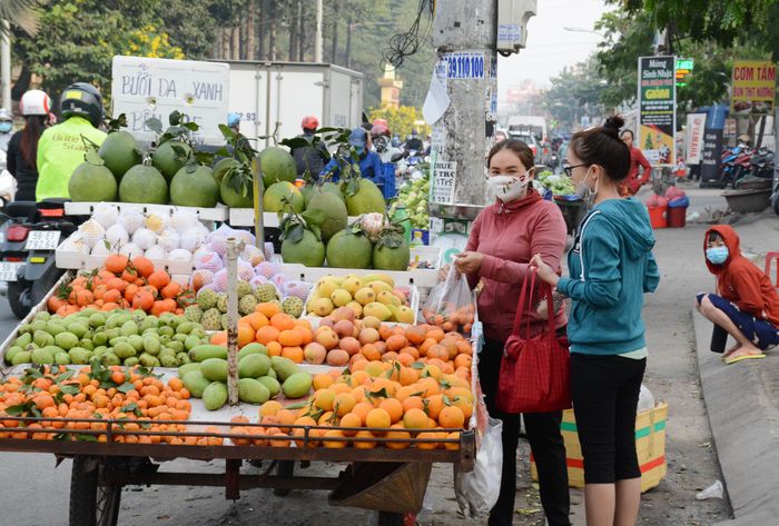 Điểm kinh doanh tự phát tại đường Tô Ký, phường Tân Chánh Hiệp, quận 12, TP Hồ Chí Minh.