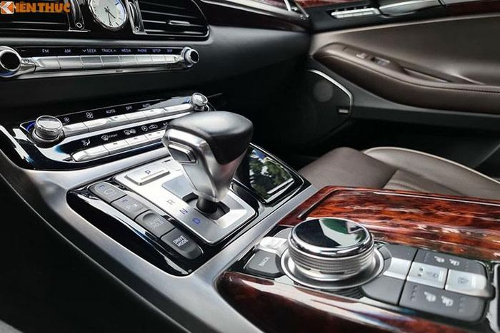 Genesis G90 tại Việt Nam có 2 phiên bản động cơ, trong đó phiên bản cao cấp nhất được trang bị động cơ Tau V8 5.0l nạp khí tự nhiên mạnh 413 mã lực và mô-men xoắn cực đại 505 Nm, kèm theo hệ dẫn động 4 bánh toàn thời gian HTRAC. Tuy nhiên, phiên bản "hút khách" tại Việt Nam chính là bản dẫn động cầu sau V6 3.8l nạp khí tự nhiên - cũng chính là chiếc xe xuất hiện trong bài viết này.