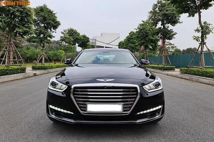 Về ngoại hình, chiếc Genesis G90 đã qua sử dụng này sở hữu ngoại thất đen bóng. Phần đầu xe là cụm lưới tản nhiệt lục giác 7 nan ngang làm từ chất liệu kim loại mạ chrome, phía dưới là hốc hút gió liền khối tích hợp đèn sương mù dạng LED, đèn pha thiết kế ấn tượng. Phía sau, cụm đèn hậu của G90 được thiết kế sang trọng.