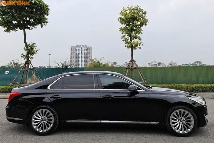 Genesis G90 đời 2017 khi ra mắt được xem là mẫu xe cao cấp có đủ khả năng để cạnh tranh lại với những cái tên “sừng sỏ” như Mercedes S-Class, BMW 7-Series, Audi A8 hay Lexus LS tại thị trường ôtô Việt, tuy mang trên mình thương hiệu ôtô đến từ Hàn Quốc nhưng nó cũng không hề kém cạnh bất cứ "ông lớn" nào.