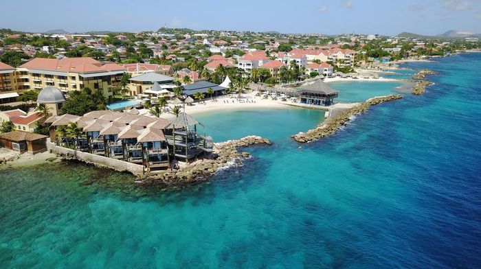 Quốc kỳ Curacao có 3 màu xanh, trắng vàng, có hình ảnh của 2 ngôi sao màu trắng. Ngày 1/1/2007, Curaçao trở thành một quốc gia thuộc Vương quốc Hà Lan. Ảnh: World Atlas.