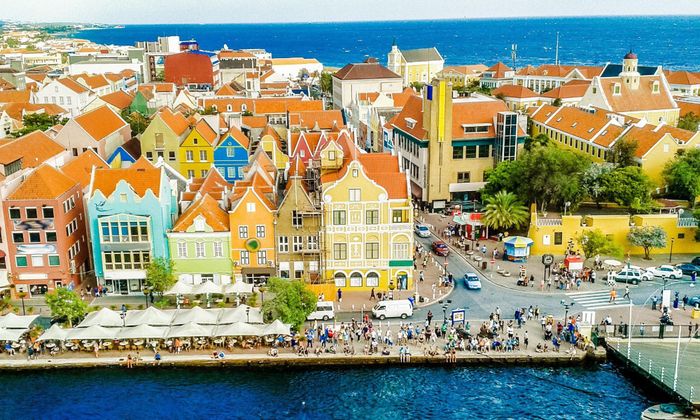 Cư dân ban đầu của Curaçao là người Arawak. Tổ tiên của họ đã di cư đến hòn đảo từ lục địa Nam Mỹ, có khả năng hàng trăm năm trước khi người châu Âu đến. Họ được cho là đã di cư từ lưu vực sông Amazon. Đến năm 1499, người Tây Ban Nha là những cư dân châu Âu đầu tiên đặt chân đến vùng đất này. Đến giữa thế kỷ 17, vùng đất Curacao thuộc về người Hà Lan. Ảnh: World Atlas.