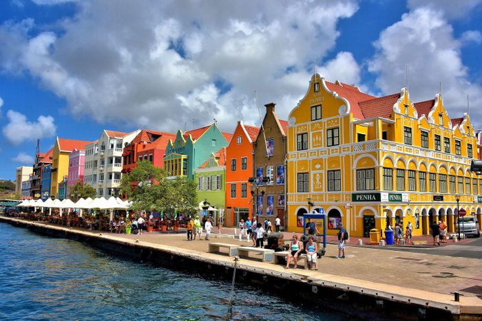 Theo World Atlas, thủ đô của Curacao hiện nay là Willemstad. Được thành lập từ năm 1634, Willemstad là thành phố có lịch sử lâu đời của vùng Caribe, từng là hải cảng sầm uất của khu vực. Ảnh: BBC.