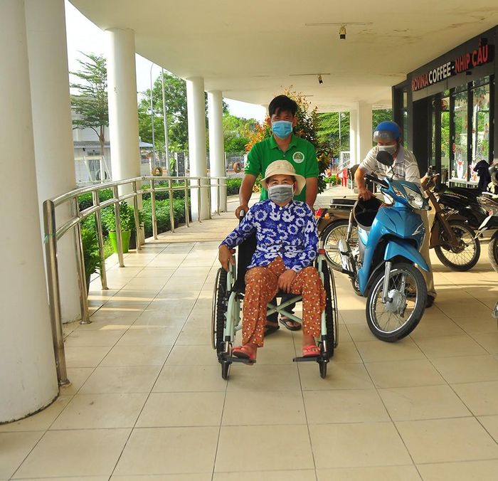 Tình nguyện viên hỗ trợ người khuyết tật 