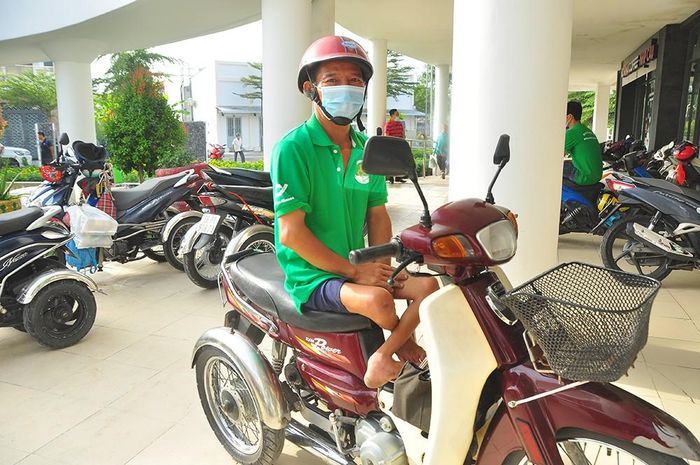 Người khuyết tật chờ nhận quà 