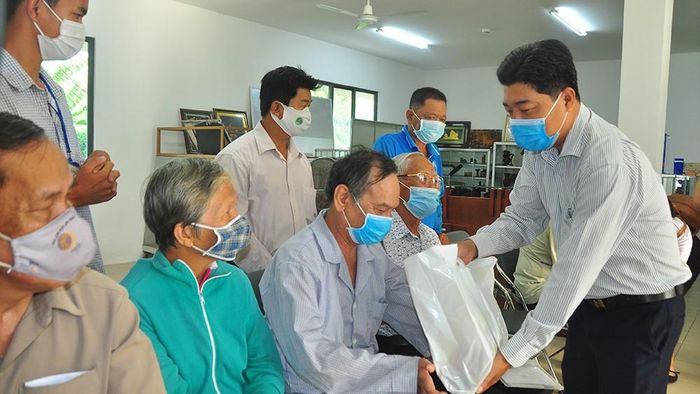 Tặng quà tết cho người khuyết tật. - Ảnh: Hòa Hội