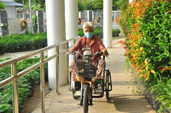 Bà Lê KIm Châu chạy xe đến nhận quà 