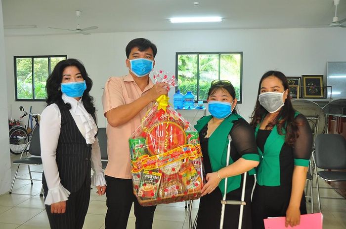 Ban An toàn giao thông TP Cần Thơ tặng quà cho Hội Người khuyết tật TP Cần Thơ 