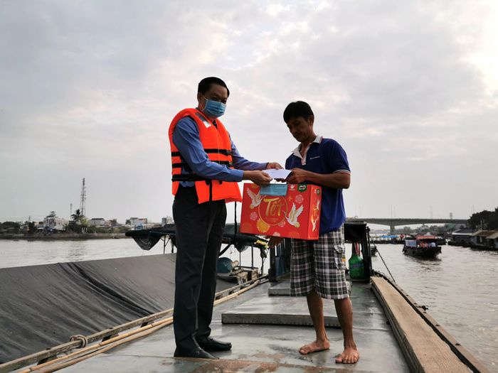 Ông Dương Tấn Hiển - Phó Chủ tịch UBND TP. Cần Thơ trao quà Tết cho tiểu thương chợ nổi Cái Răng.
