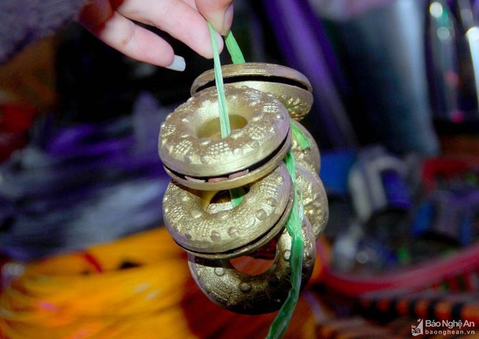 Lắc cồng chiêng, được dùng trong lễ cúng của đồng bào Mông. Ảnh: Xuân Hoàng